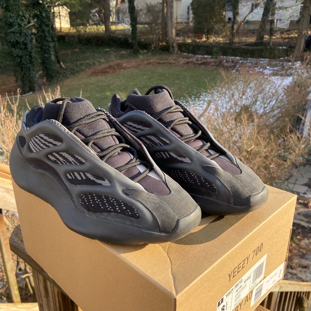 Yeezy 700 v3 Avlah-NWOT